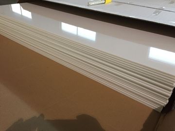 Ivory White PVC Ceiling Panels Minyak Glossy Melindungi Ubin Langit-Langit Plastik 603mm x 1210mm